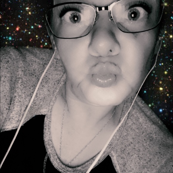 Meet your Posher, Becca - Picture 2 of 3